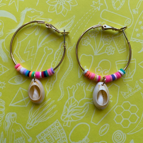 Y2K sea shell gold hoop earring - Picture 3 of 3